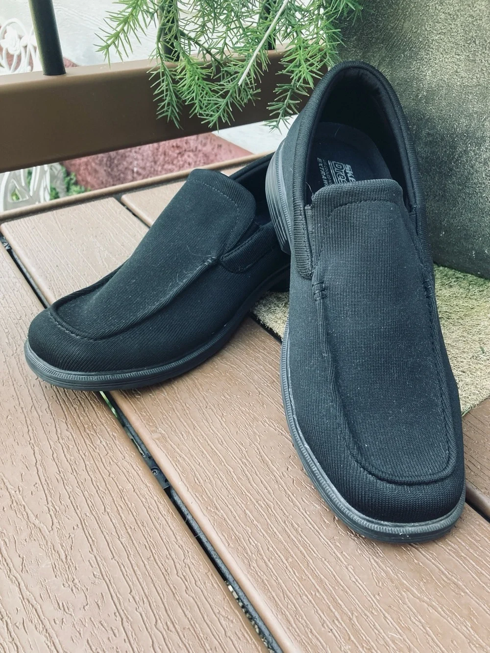 Men’s Skechers Size 11 XWide fit black dress knit slip on loafers